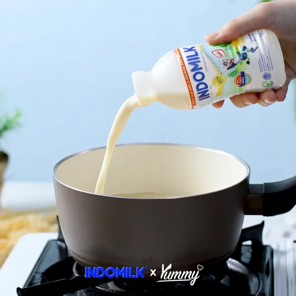 Rebus susu di dalam sauce pan hingga simmering.