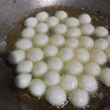 Nyalakan api kompor, set ke api kecil, biarkan hingga cimol mulai mengembang, lalu set api ke api sedang.