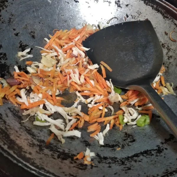 Siapkan penggorengan, panaskan mentega. Tumis duo bawang, setelah matang dna harum masukkan wortel dan ayam. Masak sampai wortel setengah matang.