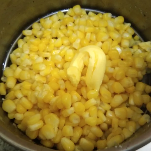 Selagi jagung panas tambahkan margarin, aduk rata