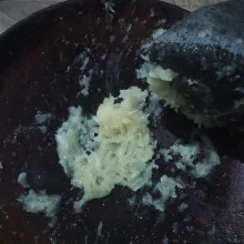 Haluskan bawang putih.