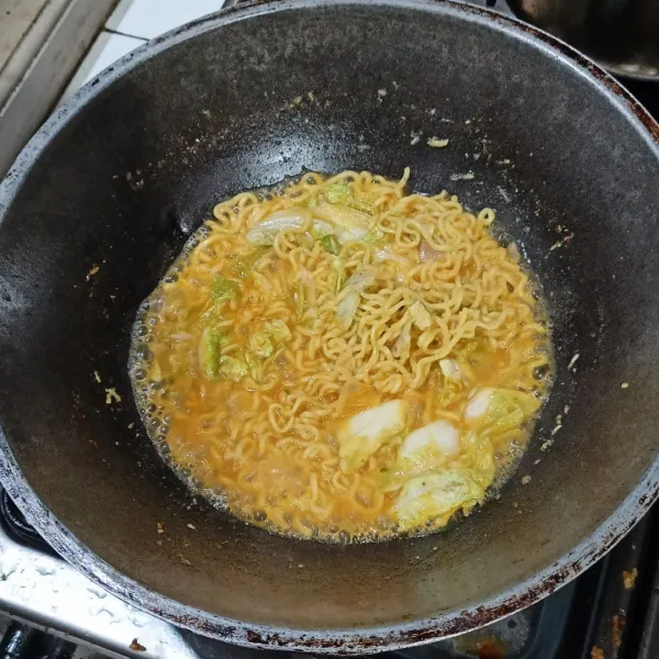 Masukkan saus sambal, gunakan api besar agar air menyusut. Tuang bumbu indomie apabila air sudah mulai menyusut. Sajikan dalam mangkuk