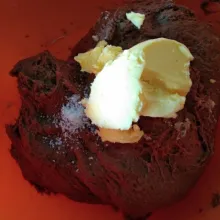 Tambahkan margarin dan garam uleni hingga kalis