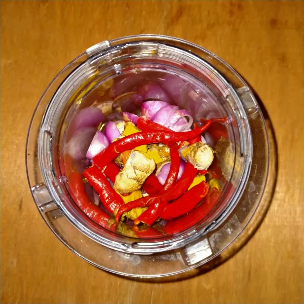 Haluskan bumbu.