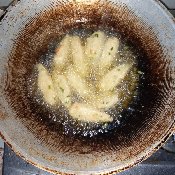 Panaskan minyak goreng, masukkan otak-otak kedalam minta panas goreng hingga keemasan dan tiriskan. Otak-otak tahu siap disajikan dengan aneka saus.