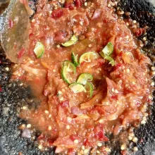 Potong-potong jeruk dan masukan ke dalam sambal, aduk dan icip rasanya.