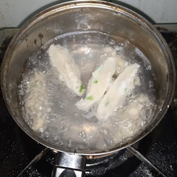 Rebus air hingga mendidih, masukkan otak-otak tahu biarkan hingga mengapung.