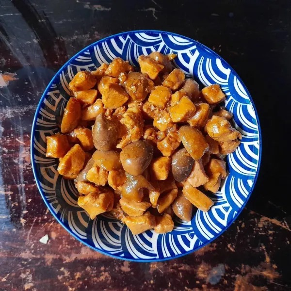 Letakan ayam jamur dalam mangkuk, sisihkan terlebih dahulu