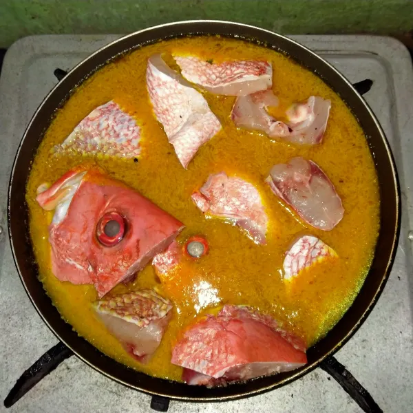 Masukkan ikan bila sebagian matang balik sisi lainnya.