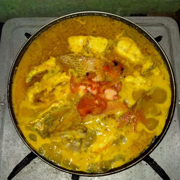 Masukkan irisan tomat.