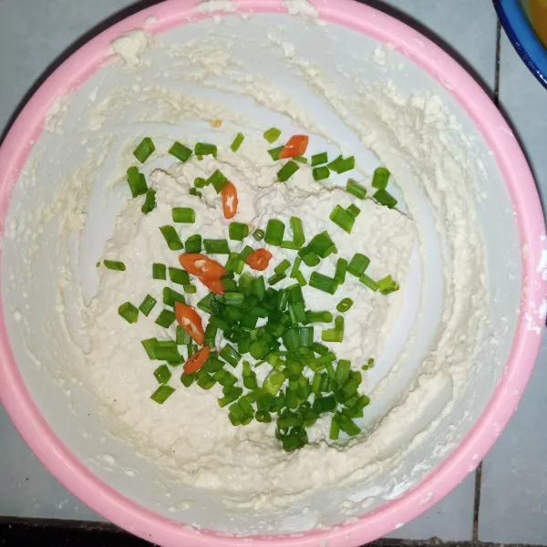 Tambahkan potongan daun bawang dan cabai rawit.