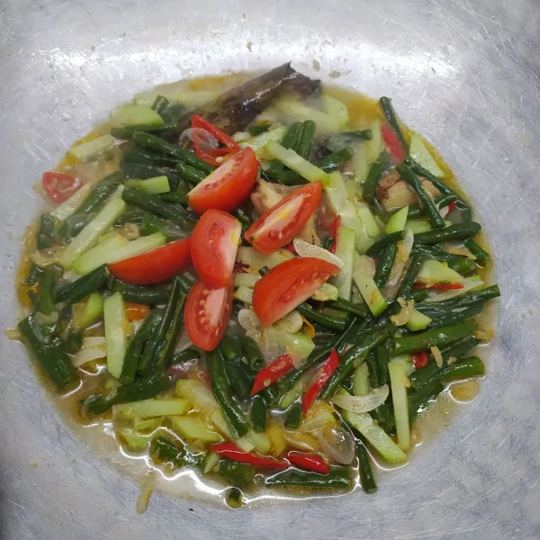 Masukkan irisan tomat, aduk rata kembali. Masak sampai sayuran matang, angkat dan sajikan.