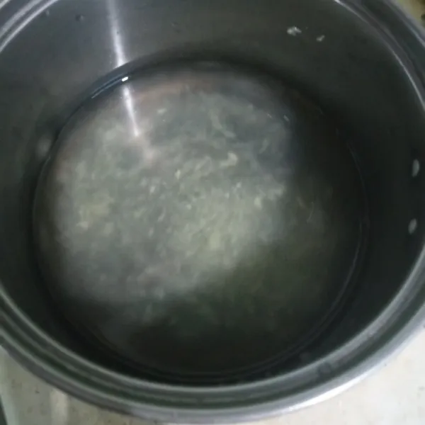 Lalu rebus bawang putih halus dengan air hingga mendidih.