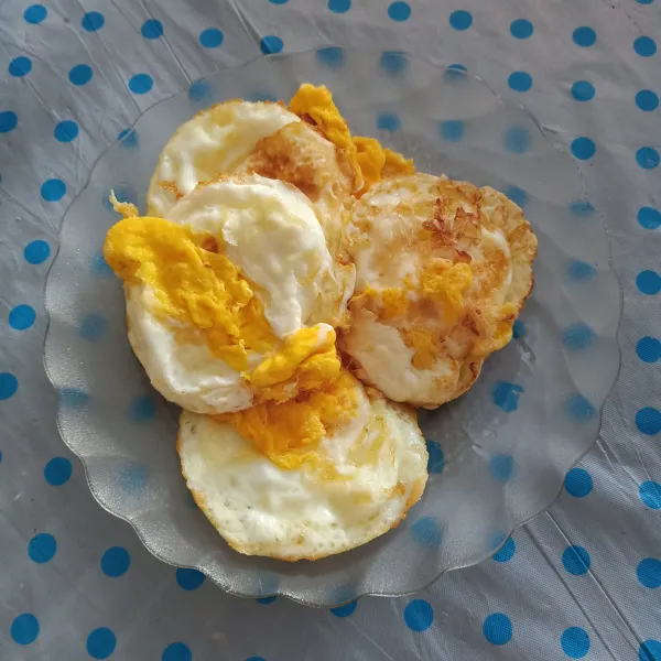 Goreng telur ceplok sampai matang