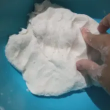 Aduk dengan sendok kayu atau tangan (jika tahan) hingga adonan kalis dan bisa dipulung.