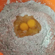 Dalam wadah campur tepung terigu, susu bubuk, cokelat bubuk, gula pasir, ragi instan, air hangat dan telur, uleni hingga rata