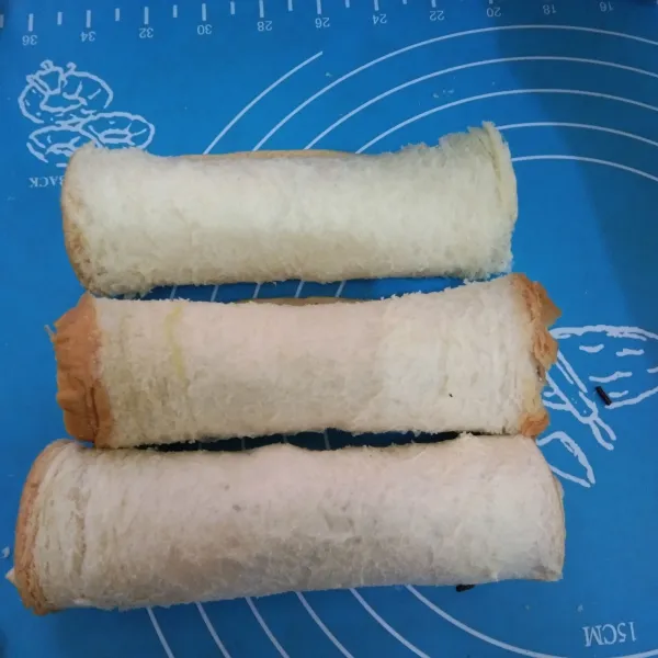 Gulung roti, padatkan kemudian potong sisi kiri dan kanan supaya rata dan rapi
