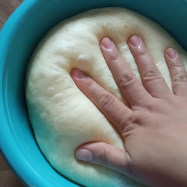 Kempiskan dough, uleni sebentar, lalu gilas membentuk persegi atau persegi panjang dengan ketebalan ± 2 mm.