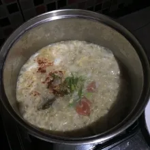 Tambahkan bumbu mie instan, minyak wijen, saus tiram, saus sambal, dan daun bawang, aduk rata