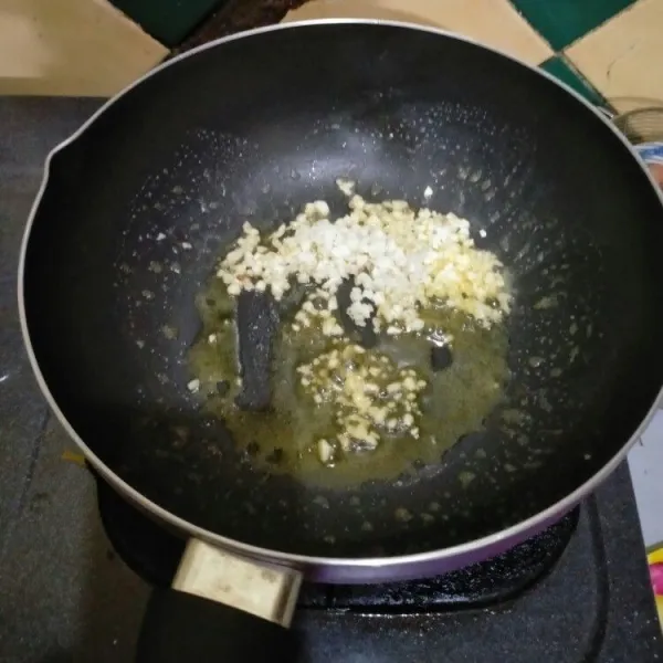 Masukkan 2 sdm margarin dan bawang putih yang sudah dicincang halus, aduk rata hingga harum.