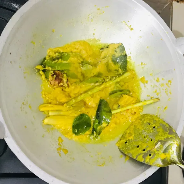 Siapkan kuali panaskan minyak lalu tumis bumbu halus setelah wangi masukan serai, daun jeruk, daun salam, jahe, lengkuas, garam secukupnya lalu masak hingga bumbu dirasa matang