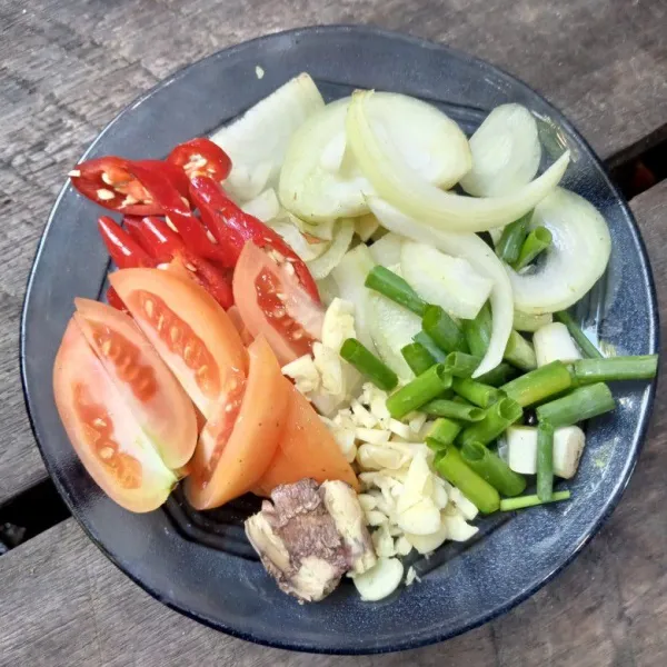 Cincang bawang putih, geprek jahe, potong-potong bawang bombai, tomat, cabai dan daun bawang.