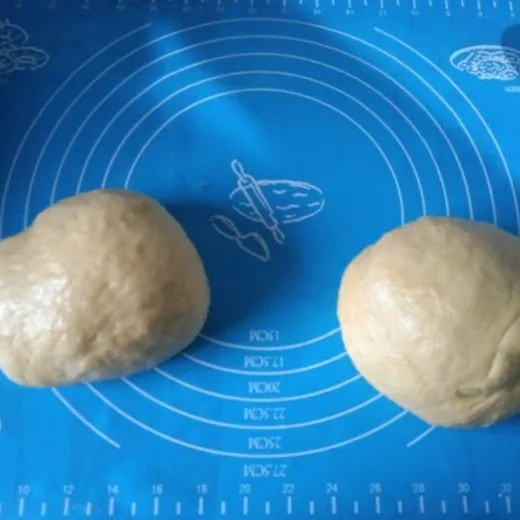 Kempiskan adonan, giliing menggunakan rolling pin, kemudian bagi 2 adonan bulatkan