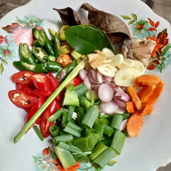 Siapkan bahan lainnya.