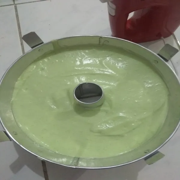 Tuang adonan di loyang chiffon. Panggang kurang lebih 55 menit. Setelah matang, keluarkan dari oven langsung balik. Biarkan sampai dingin. keluarkan dari loyang lalu potong2. Siap disajikan.