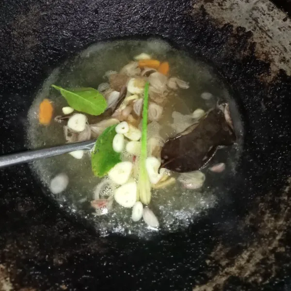 Masukan air, sereh, daun jeruk, daun salam, lengkuas jahe, bawang merah, bawang putih dan air asam jawa, masak hingga mendidih.