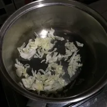 Tumis bawang merah, kemudian masukkan kubis