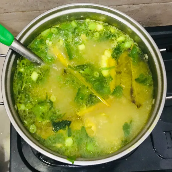 Lalu masukan tumisan bumbu ke dalam air yang sudah mendidih, lalu tambahkan penyedap rasa aduk hingga rata, koreksi rasa