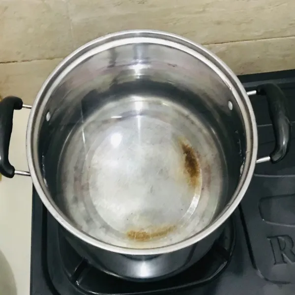 Sementara itu didihkan air di dalam panci