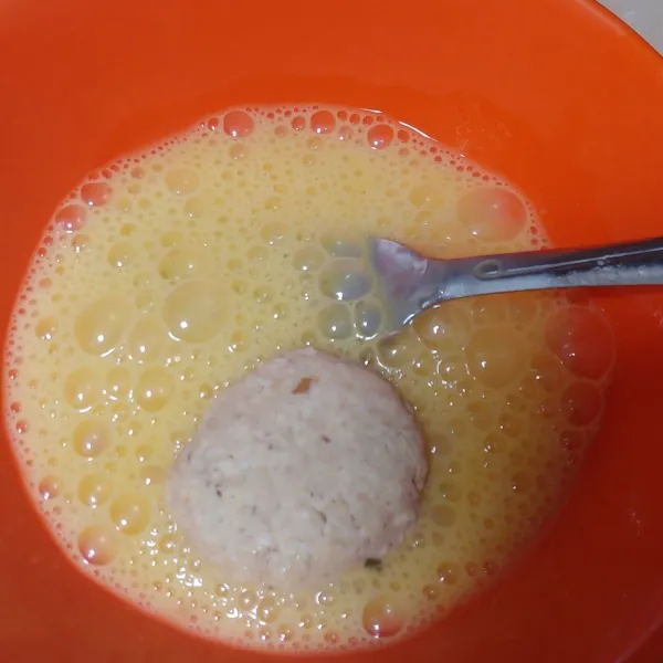 Kocok telur kemudian masukkan adonan tempe balur sampai merata dengan telur.