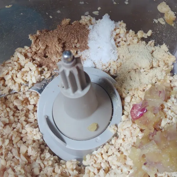 Setelah tempe 1/2 halus, tambahkan bumbu halus, garam, kaldu bubuk dan ketumbar bubuk lalu haluskan lagi sebentar sampai tercampur rata dengan bumbu.