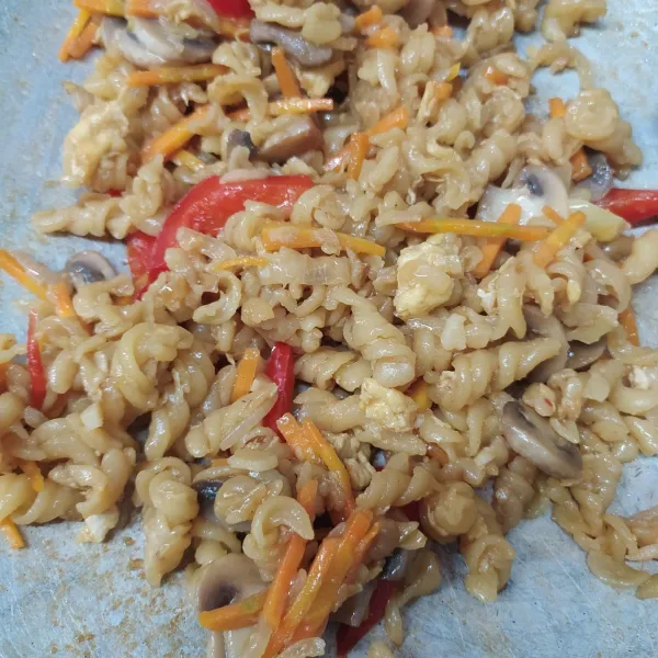 Bumbui saos tiram, kecap manis, merica bubuk, kaldu jamur, garam dan gula pasir. Aduk sampai rata sambil koreksi rasa sesuai selera. Angkat dan sajikan.