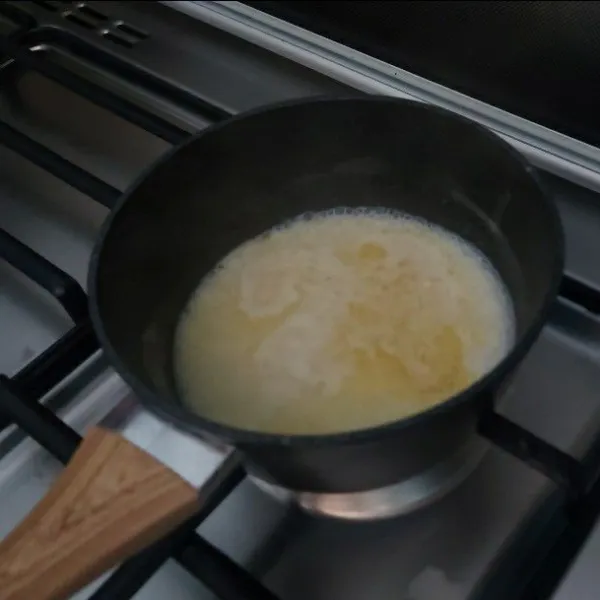 Cara Membuat soes : siapkan panci. Masukkan semua bahan kecuali terigu dan telur. Masak hingga mendidih.