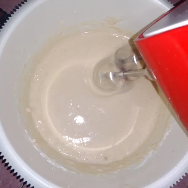 Buat adonan martabak, campurkan tepung terigu, tepung maizena gula dan air. Aduk menggunakan mixer hingga semua bahan menyatu.