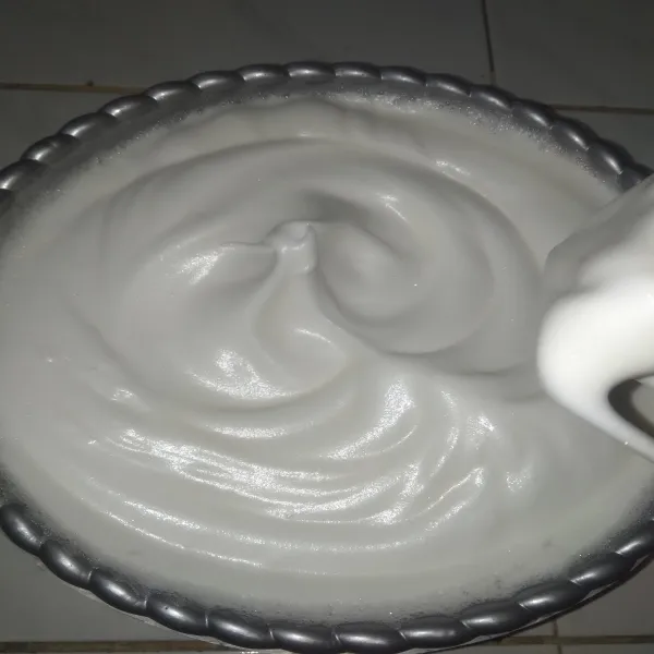 Kocok putih telur, air jeruk nipis, dan garam sampe berbusa. Setelah itu, masukkan gula bertahap 3 kali sampai kaku.