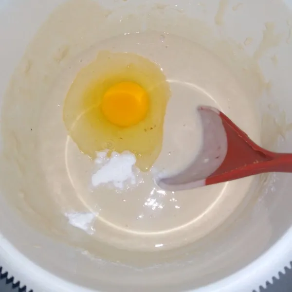 Masukkan telur dan baking powder, lalu aduk rata.