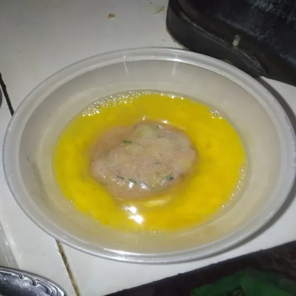 Masukkan kentang yg telah dibentuk ke kocokan telur dan garam.