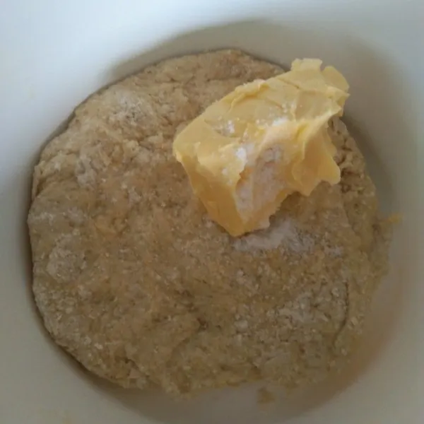 Dalam wadah campur tepung terigu, ragi instan, susu bubuk, gula pasir, telur, air hangat uleni hingga rata kemudian masukan margarin dan garam uleni kembali hingga kalis, diamkan hingga mengembang 2x lipat