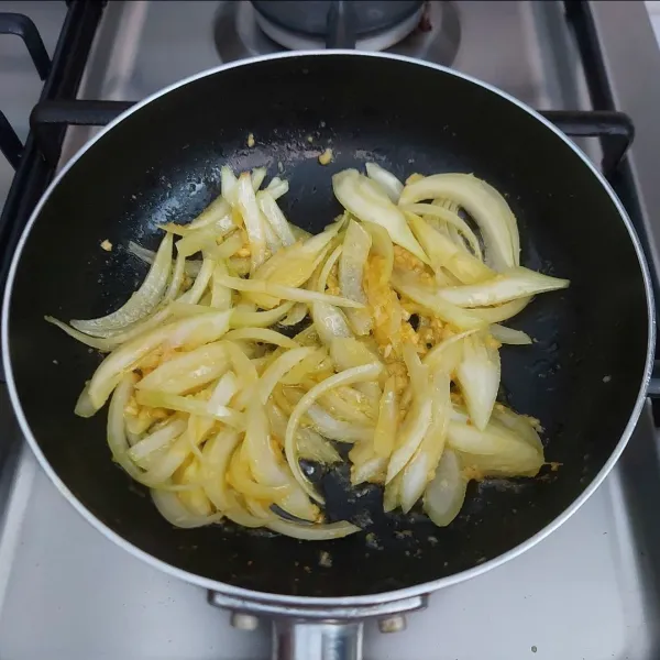 Iris bawang bombay dan putih. Siapkan pan, masukkan butter. Tumis bawang hingga wangi.