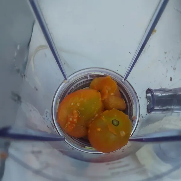 Rebus tomat hingga matang. Buang kulitnya lalu blender hingga halus.