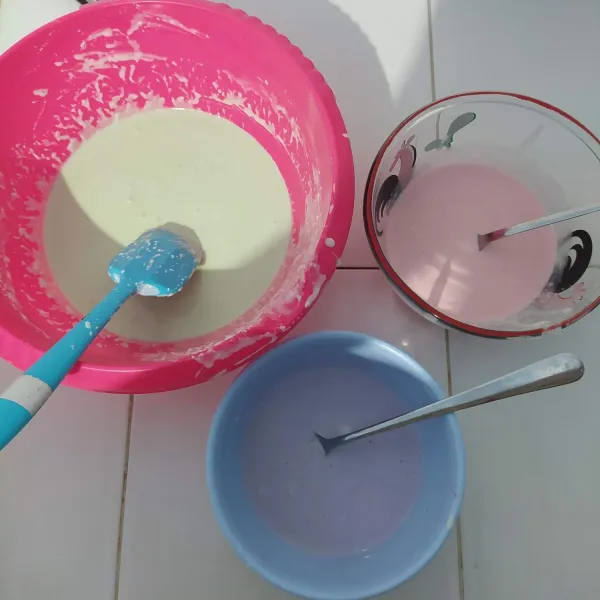 Bagi 3 adonan, beri pasta masing-masing adonan. Diamkan adonan tutup dengan lap bersih hingga keluar gelembung.