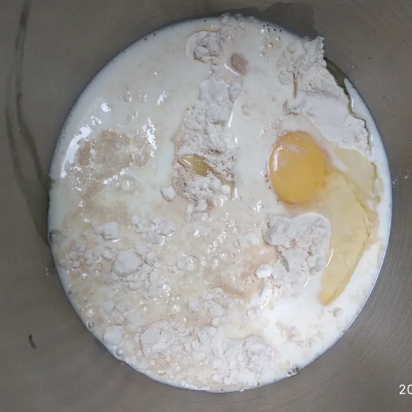 Masukkan tepung terigu, telur, gula, ragi, susu kental manis dan susu cair, lalu uleni sampai setengah kalis.
