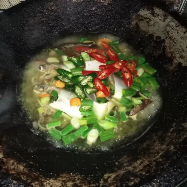 Lalu masukan ikan dan semua bahan lainnya, masak hingga matang.