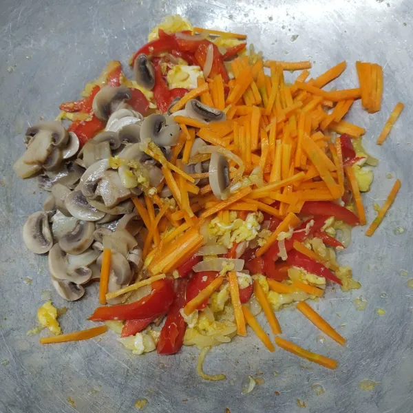 Masukan wortel dan jamur kancing. aduk rata dengan bumbu, tumis sampai wortel ½ matang.