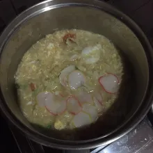Terakhir masukkan kerupuk bawang yang sudah lembek, aduk rata dan sajikan