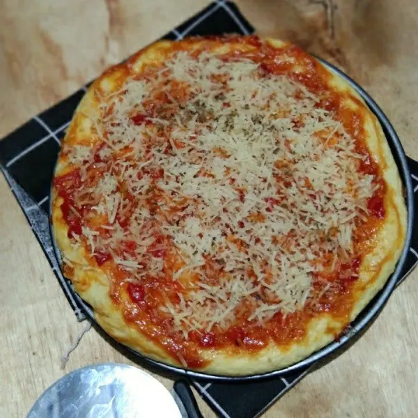 Panggang pizza hingga matang sesuai dengan oven masing-masing